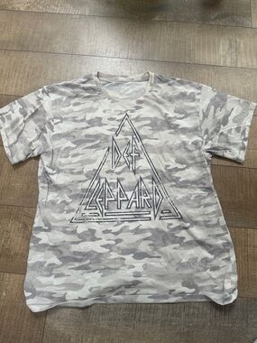 Graphic T - Def-Leppard